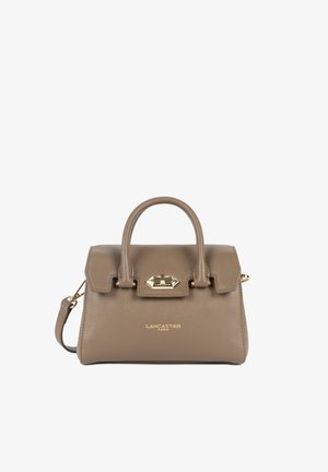 Sac à main en cuir beige avec une conception structurée, de courtes poignées supérieures, une bandoulière amovible et un détail de fermoir doré.