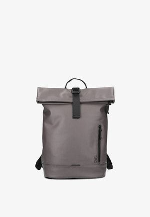 Sac à dos gris à rabat enroulable avec poche zippée verticale à l'avant et sangle à boucle noire sur fond blanc uni.