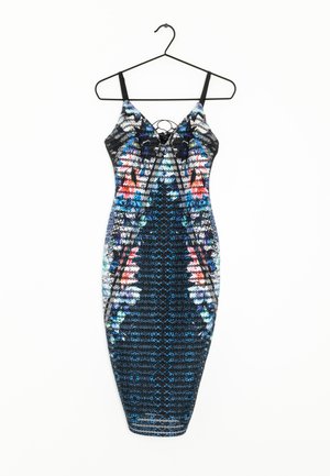 Robe midi ajustée en dentelle noire avec motifs floraux multicolores, bretelles spaghetti et détail de laçage croisé devant, sur un cintre noir.