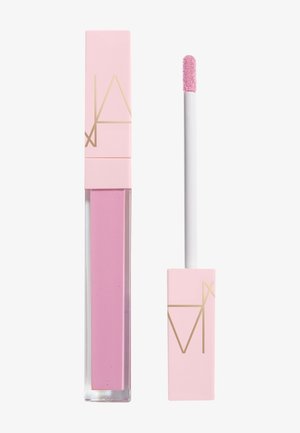 Gloss à lèvres liquide rose dans un tube rectangulaire transparent avec applicateur rose assorti et logo géométrique doré sur le bouchon.