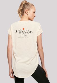 Crème t-shirt met korte mouwen met een bergafbeelding en zonillustratie op de achterkant, met een ronde zoom en een ontspannen pasvorm.