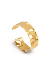 Bracciale a manchetto color oro con una texture ondulata e una finitura liscia, caratterizzato da un design aperto e da uno spessore variabile lungo i suoi bordi.
