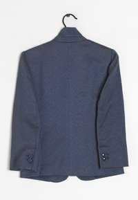 Chaqueta entallada en tejido azul oscuro con un patrón sutil. Presenta un cuello con muesca, puños de dos botones y un dobladillo curvado.