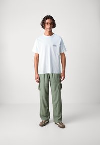 Jack & Jones JORBROOKLYN GRAPHIC BACK TEE  - Μπλουζάκι με στάμπα - bright white