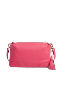 Różowa skórzana torba na ramię o teksturowanej powierzchni, zaokrąglonym kształcie, złotych detalach, zamknięciu na zamek błyskawiczny oraz dekoracyjnym akcentem w postaci frędzla.