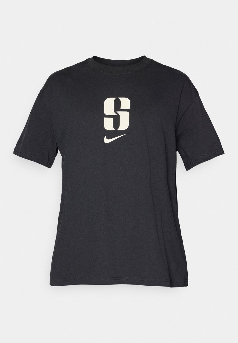 Schwarzes T-Shirt mit kurzen Ärmeln aus Baumwolle. Enthält ein großes cremefarbenes "S"-Grafikdesign und das Nike-Swoosh-Logo auf der Vorderseite. Reguläre Passform.