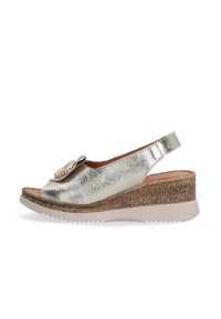Metallische zilveren wedge sandaal met een open teen, slingbackbandje en een textuur die lijkt op kurk voor de platformzool. Opvallende accent bij de voorvoet.