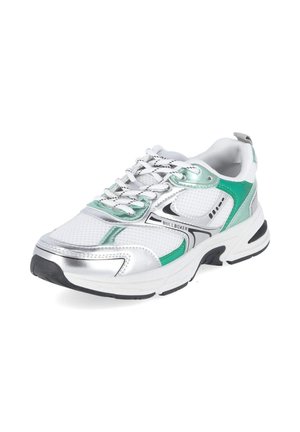 Baskets athlétiques blanches et argentées avec des accents verts, tissu en mesh, lacets et semelle en caoutchouc noire, avec la marque « Bullboxer » sur le côté.