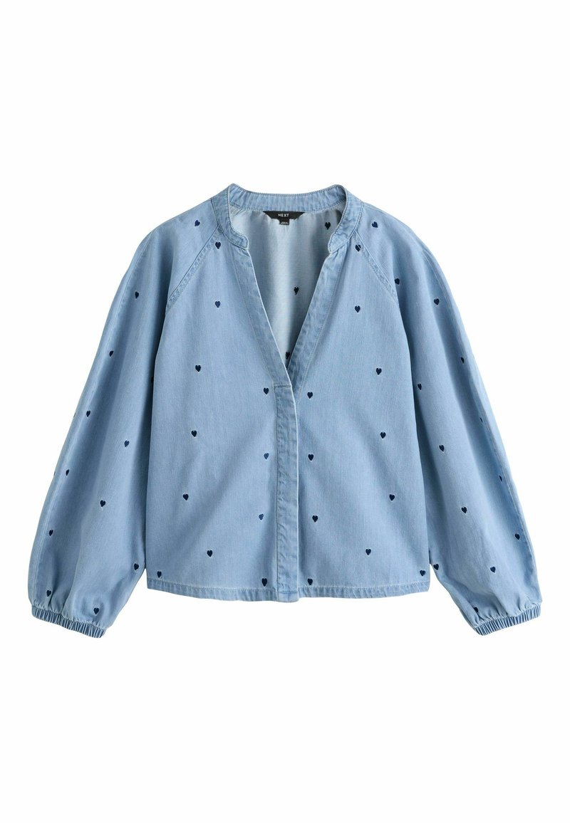 Šviesiai mėlyna džinsinė marškinėliai su pūstomis rankovėmis, mažais tamsiai mėlynais širdies raštais, laisvo silueto, su apvaliu kaklu ir priekyje sagomis.