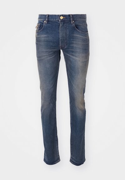 Ανδρικά τζιν με ίσια γραμμή σε σκούρο μπλε τζιν, με φθαρμένη υφή, πέντε τσέπες και μπροστινό κλείσιμο με κουμπί και χρυσή λεπτομέρεια.