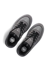 Grijze sneakers met een bovenwerk van suede en rubber, ronde neus, zwarte veters, geperforeerd ontwerp en logo op de tong en binnenzool.