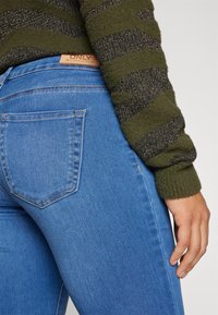 ONLY ONLREESE RETRO - Flared-farkut - light medium blue denim