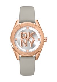 Roze gouden horloge met een zilveren wijzerplaat voorzien van vetgedrukte 'DKNY' letters, een grijze siliconen band en minimalistische uuraanduidingen.