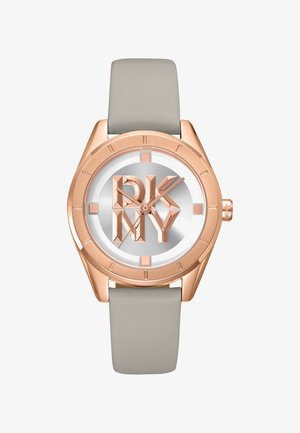 Roze gouden horloge met een zilveren wijzerplaat voorzien van vetgedrukte 'DKNY' letters, een grijze siliconen band en minimalistische uuraanduidingen.