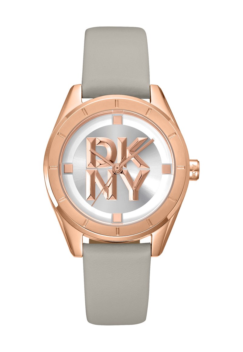 Roze gouden horloge met een zilveren wijzerplaat voorzien van vetgedrukte 'DKNY' letters, een grijze siliconen band en minimalistische uuraanduidingen.