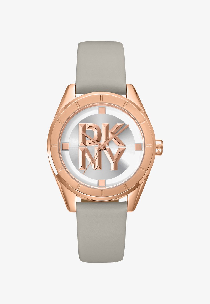 Roze gouden horloge met een zilveren wijzerplaat voorzien van vetgedrukte 'DKNY' letters, een grijze siliconen band en minimalistische uuraanduidingen.