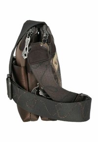 Borsa a tracolla in pelle e tessuto marrone con zip argentate, spallaccio testurizzato e cuciture decorative. Visibili più scomparti.