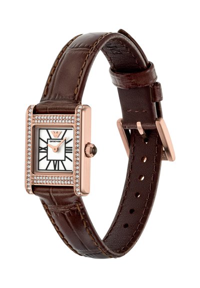 Montre rectangulaire en or rose avec accents de diamants, cadran blanc, chiffres romains noirs et bracelet en cuir marron cousu avec boucle.