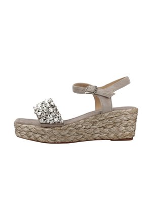 Sandalias de cuña de ante beige con una base de yute trenzado, que presentan una gran correa adornada con rhinestones y un hebilla ajustable en el tobillo.