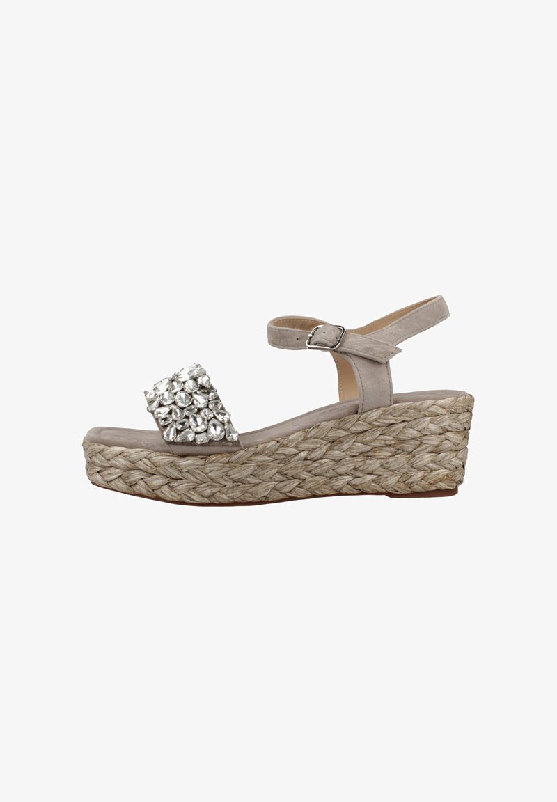 Sandalias de cuña de ante beige con una base de yute trenzado, que presentan una gran correa adornada con rhinestones y un hebilla ajustable en el tobillo.