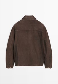 Giacca in camoscio marrone scuro vista da dietro, con maniche lunghe, orlo dritto e piccolo colletto.