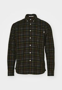Langärmliges kariertes Hemd in Dunkelgrün mit weißen Knöpfen, einem Kentkragen mit Knopfverschluss und einem mehrfarbigen Karomuster auf dem Stoff.