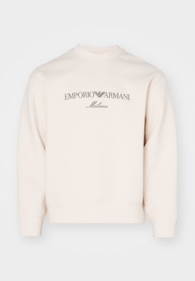 Sudadera beige clara con cuello redondo, que presenta un logo gris de la marca "EMPORIO ARMANI Milano" en el pecho. Material de mezcla de algodón.