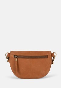 Braune Leder-Crossbody-Tasche mit runder Form, ausgestattet mit einer vorderen Reißverschlusstasche, goldenen Beschlägen und einer glatten Textur.