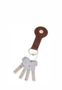 Set van vier zilveren sleutels bevestigd aan een metalen ring met een bruine leren sleutelhanger met een messing knop.