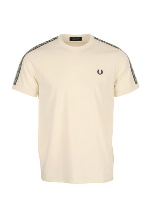 Camiseta crema de algodón de manga corta con logo negro de laurel en el pecho izquierdo y franjas verdes con marca que recorren la parte superior de ambas mangas.