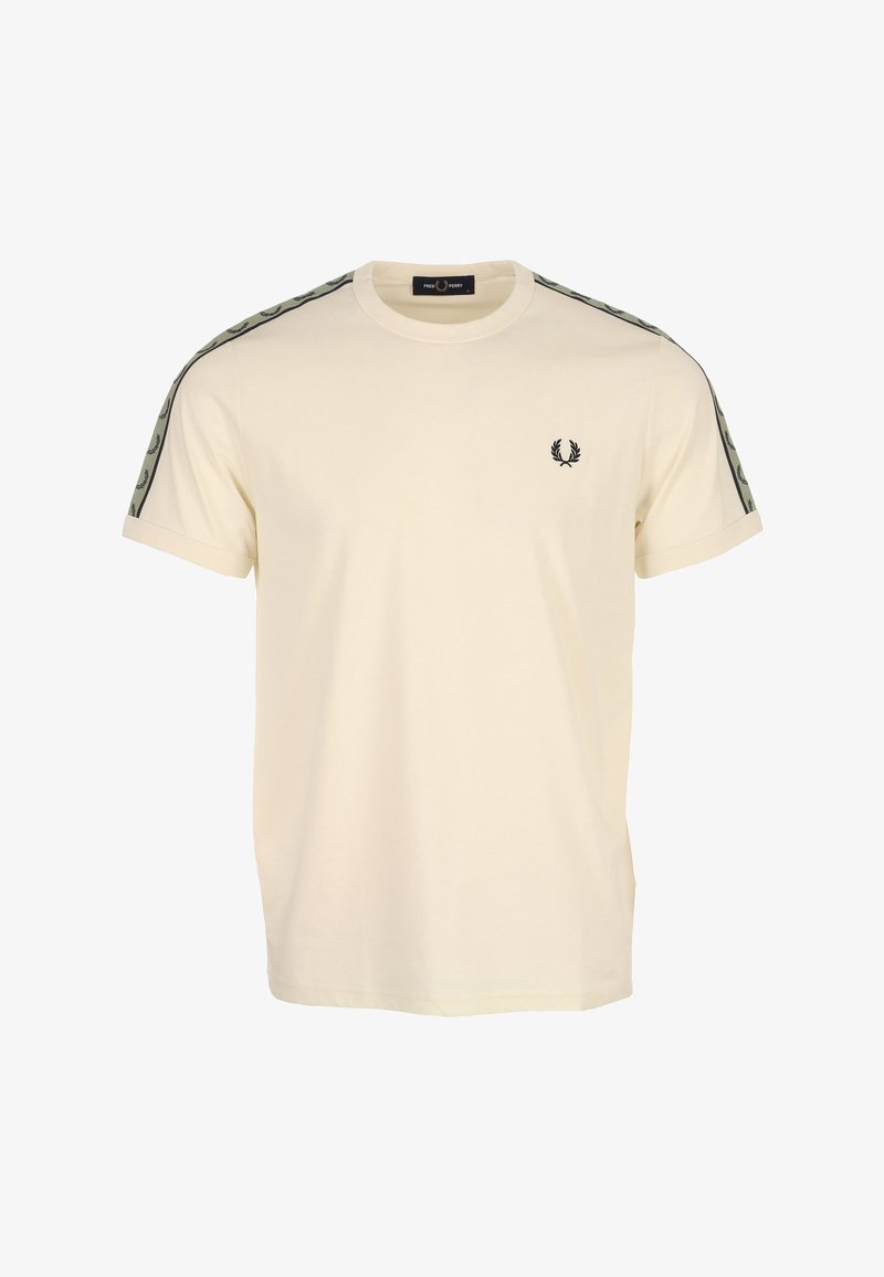 Camiseta crema de algodón de manga corta con logo negro de laurel en el pecho izquierdo y franjas verdes con marca que recorren la parte superior de ambas mangas.