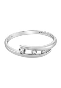 Bague en argent avec un anneau lisse et incurvé, orné de trois pierres précieuses rondes et transparentes, et d'une texture sur un côté.