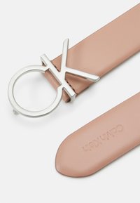 Calvin Klein LOCK LOGO BELT - Cinturón - ash rose
