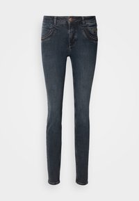 Jean en denim slim à lavage foncé avec fermeture à boutons sur le devant, passants pour ceinture et poches avant incurvées sur un fond uni.