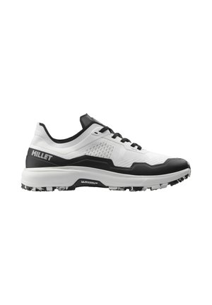 Chaussure de trail running en noir et blanc avec une tige texturée, un embout renforcé et une semelle extérieure adhérente arborant le logo Michelin.