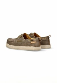 Zapatos cómodos de ante marrón con suela tejida beige, que presentan un diseño con cordones, costuras decorativas y una pequeña etiqueta de logo en el lateral.
