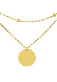 Eine goldfarbene Halskette mit zwei Ketten; eine davon hat einen runden Anhänger und sphärische Akzente. Glatte, reflektierende Oberfläche und kreisförmiges Design.
