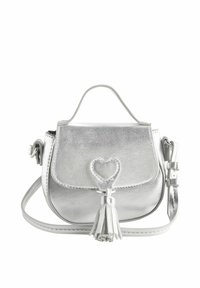 Borsa a tracolla in ecopelle argentata con pattina, chiusura a forma di cuore e dettaglio di nappina; presenta una tracolla regolabile e una forma strutturata.