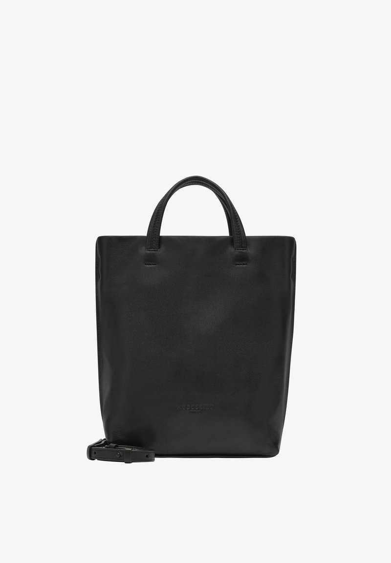 Schwarze Leder-Umhängetasche mit minimalistischem Design, flacher Form, kurzen Griffen und einem verstellbaren Schultergurt. Mit geprägtem Branding.