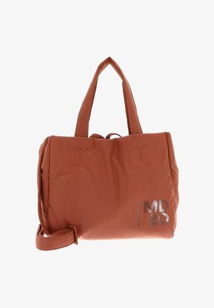 Sac fourre-tout orange rembourré avec deux poignées courtes, doté d'une bandoulière détachable et d'un logo embossé sur le côté. Texture lisse.