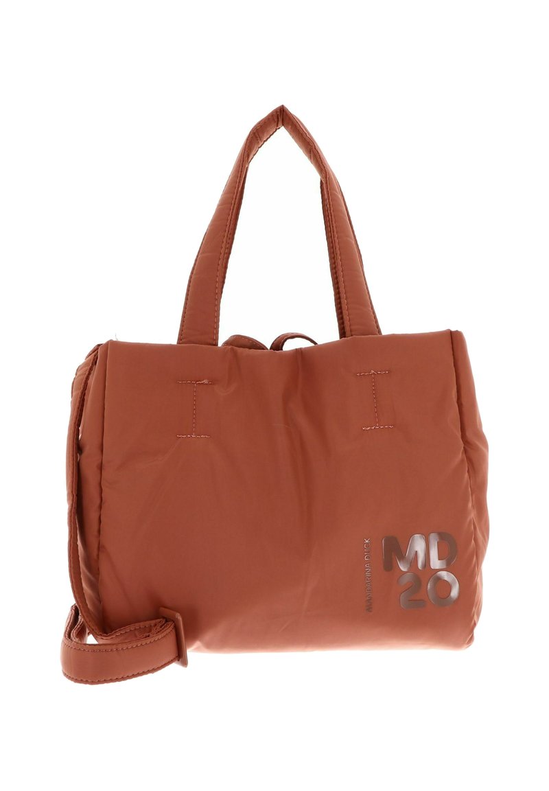 Sac fourre-tout orange rembourré avec deux poignées courtes, doté d'une bandoulière détachable et d'un logo embossé sur le côté. Texture lisse.