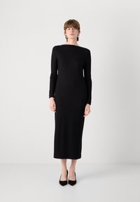 Černé ribbed midi šaty s dlouhými rukávy a lodním výstřihem, s knoflíkovými detaily na manžetách a štíhlým střihem.
