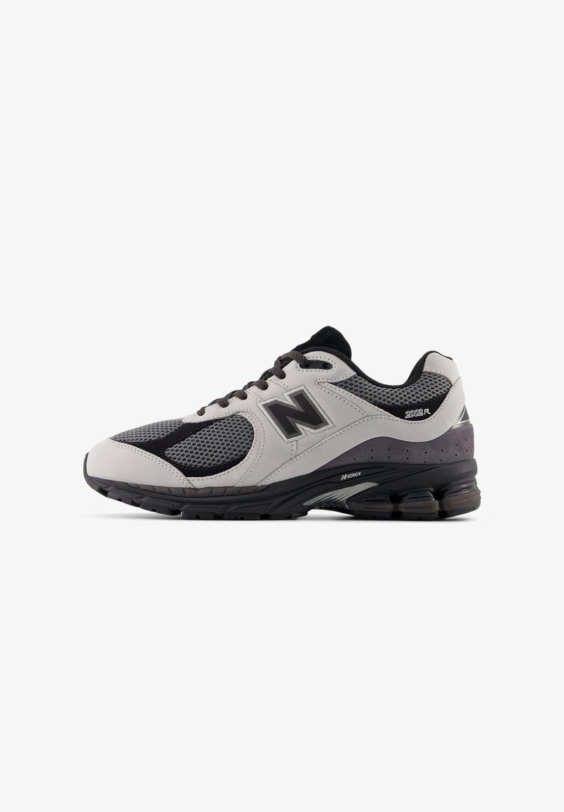 Chaussure de running homme avec tige en mesh noir et gris, empiècements blancs, semelle rembourrée et lacets noirs.