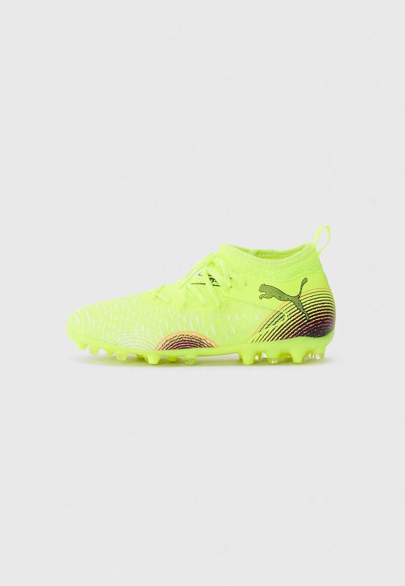 Puma jalkapallokengät neon keltaisena, jossa on teksturoitu päällinen, kontrastiväriset moniväriset yksityiskohdat, nauhakiinnitys ja kestävä nappulapohja.