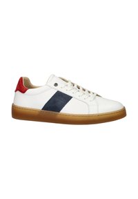 Sneakers en cuir blanc avec accents en suède marine, onglet arrière rouge et semelle en caoutchouc. Présente des lacets et une finition lisse sur la tige.