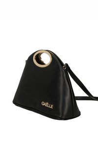 Borsa a tracolla nera in ecopelle con un distintivo manico circolare dorato, caratterizzata da una forma strutturata e un marchio dorato sul davanti.
