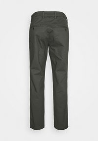 Pantalon vert foncé en tissu lisse, présentant une coupe droite, des poches arrière et une ceinture classique avec passants pour ceinture.