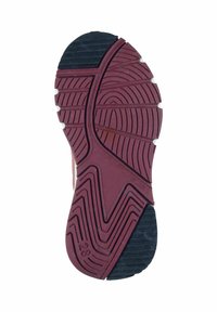 Podešev obuvi s texturovaným burgundským gumovým designem, obsahující drážky a vyvýšeniny pro lepší přilnavost. Černá část paty kontrastuje s hlavní barvou.