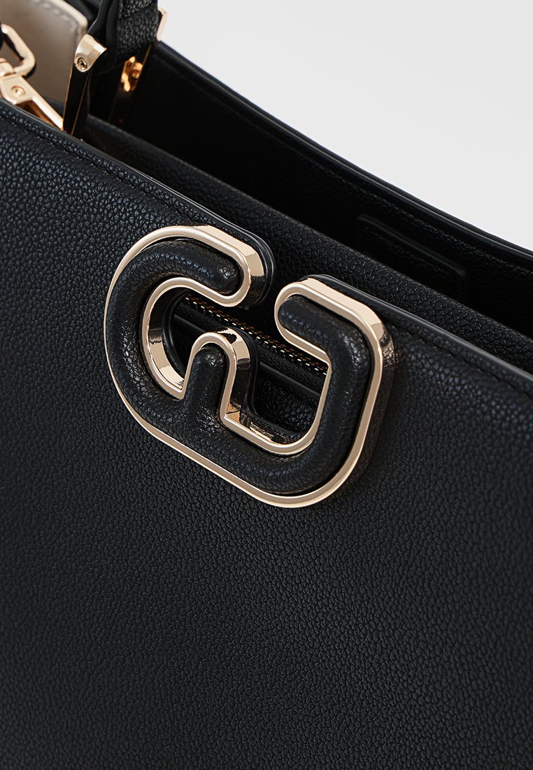 Borsa a tracolla in pelle nera con una chiusura a forma di C in tonalità oro, superficie testurizzata e interno con tasca con cerniera.