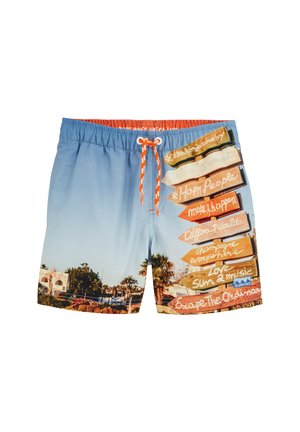 Maillots de bain avec un motif dégradé bleu, ornés de panneaux de circulation colorés et de texte. Taille élastique avec un cordon de serrage orange.